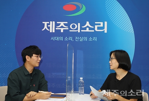 장하나 전 국회의원(오른쪽)과 박건도 시민정치연대 제주가치 사무처장이 차기 제주의소리 여론조사 제주도지사 선호도에 대해 얘기하고 있다. ⓒ제주의소리.