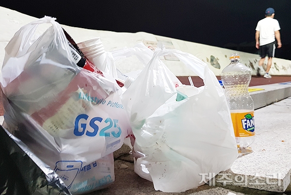 6일 새벽 취객들이 떠나 제주 탑동광장과 테마거리 곳곳에 버려진 쓰레기들이 시민들의 눈살을 찌푸리게 하고 있다.