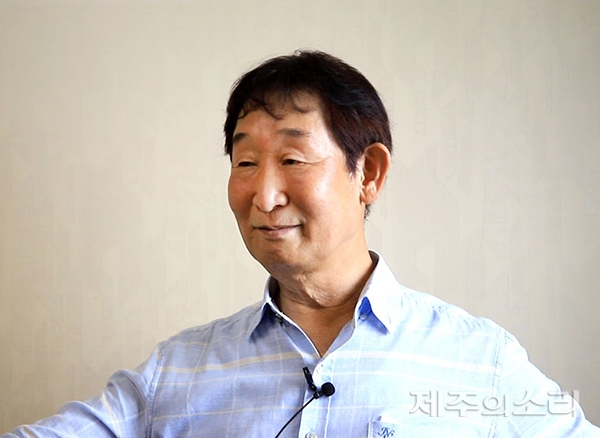 김종호 대동선구 대표가 인터뷰 중 과거를 회상하며 미소 짓고 있다. ⓒ제주의소리