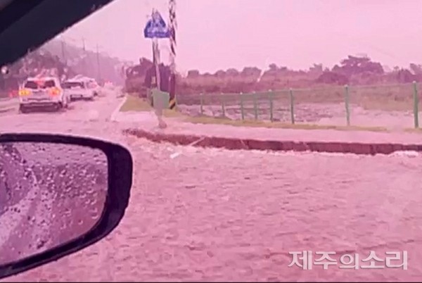 9일 많은 비가 쏟아지면서 제주 서귀포시 성산읍 한 차도에 빗물이 흐르고 있다. ⓒ제주의소리.
