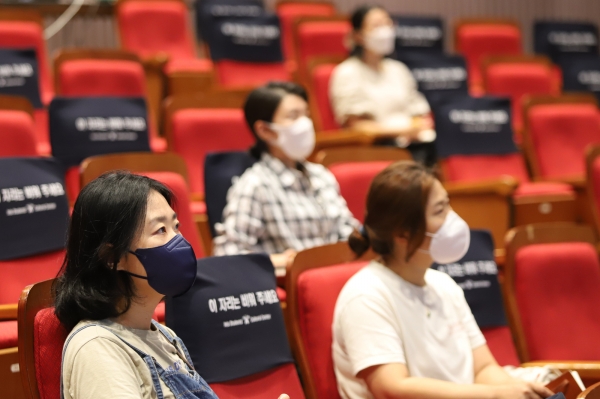 임정진 동화작가가 14일 오전 제주학생문화원 소극장에서 '2021 부모아카데미'에서 강연을 펼치고 있다.