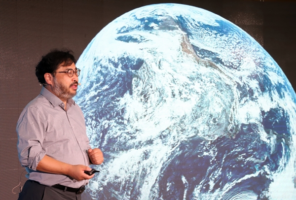 이정모 국립과천과학관 관장이 15일 오후 2시 제주벤처마루 10층 대강당에서 열린 '테크플러스(tech+) 제주 2021'의 첫 강연자로 나섰다. ⓒ제주의소리
