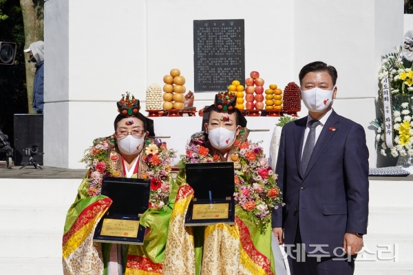 왼쪽부터 김만덕상 수상자 김추자, 김경란씨와 구만섭 제주도 행정부지사.