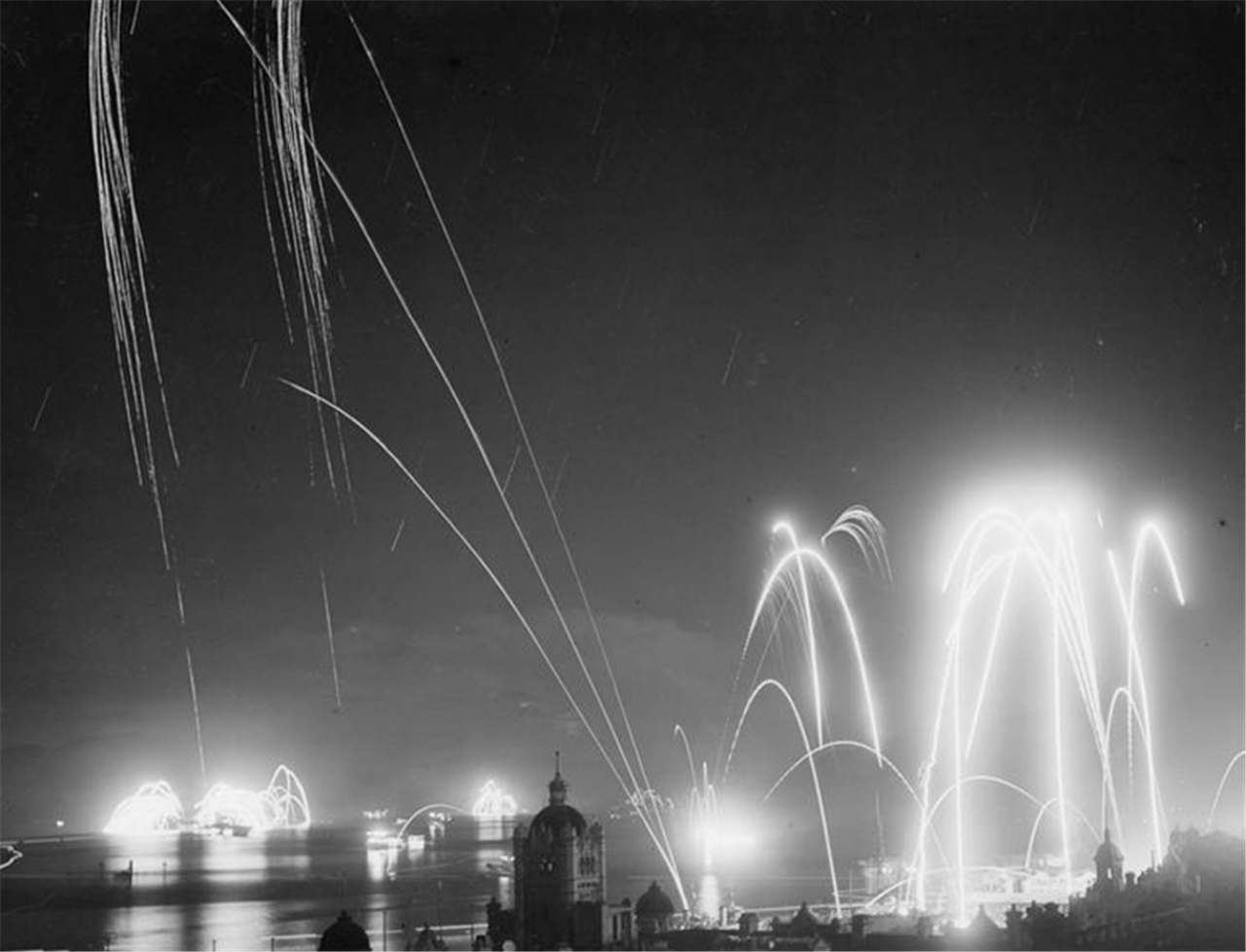 1945년 9월 16일 해방식 날 밤 빅토리아 항구에서 열린 영국 전함의 20분간의 불꽃놀이. 출처=영국 제국전쟁박물관. ⓒ제주의소리