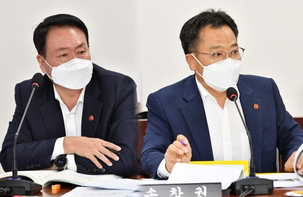 환경도시위원회 김희현(왼쪽), 송창권 의원. ⓒ제주의소리
