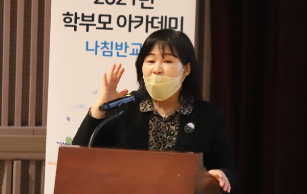백화현 작가가 21일 제주학생문화원 소강당에서 부모학카데미 강연을 펼쳤다.