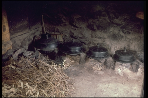 1971년 8월에서 10월 사이, 제주시 오라1동에서 촬영한 제주 전통 가옥의 정지(부엌). 사진=이토 아비토, 제주학연구센터.