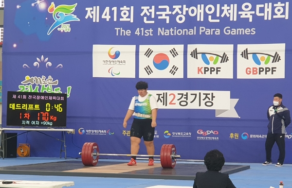 하현수 역도 선수가 24일 전국장애인체전에서 한국신기록을 달성했다. 사진=제주도장애인체육회. ⓒ제주의소리