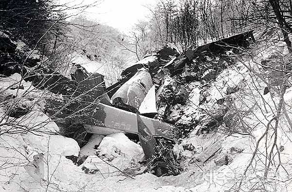 1982년 2월5일 한라산 개미등 계곡에서 추락한 C-123 공군 수송기. 이 사고로 특전사 대원 등 53명이 전원 사망했다. [사진출처-서재철 전 제민일보 부국장]