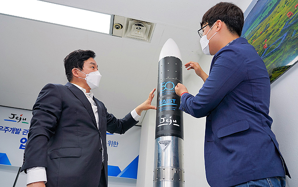 지난 7월 한국과학기술원(카이스트·KAIST)이 공개한 제주 발사체 모형. 실제 로켓은 모형보다 더 큰 길이 3m 규모다.