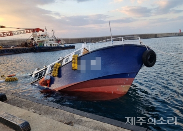서귀포시 위미항에서 침수된 선박. ⓒ제주의소리 독자제공