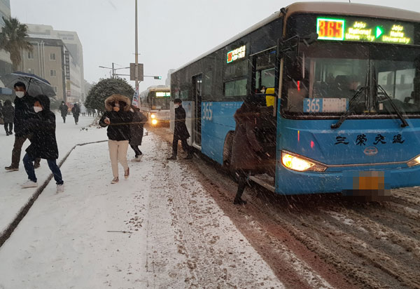 8일 북극발 한파가 몰아치며 많은 눈이 쌓인 제주. 시민들이 출근길 대중교통을 이용하고 있다. ⓒ제주의소리<br>