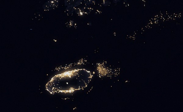 구글어스를 통해 바라본 한반도 야간 위성사진. 타원형의 제주섬은 서쪽에 비해 동쪽 지역이 상대적으로 어둡다.