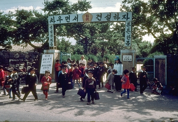 1971년 8월에서 10월 사이 촬영한 하귀국민학교 정문 앞 모습. 사진=이토 아비토, 제주학아카이브.
