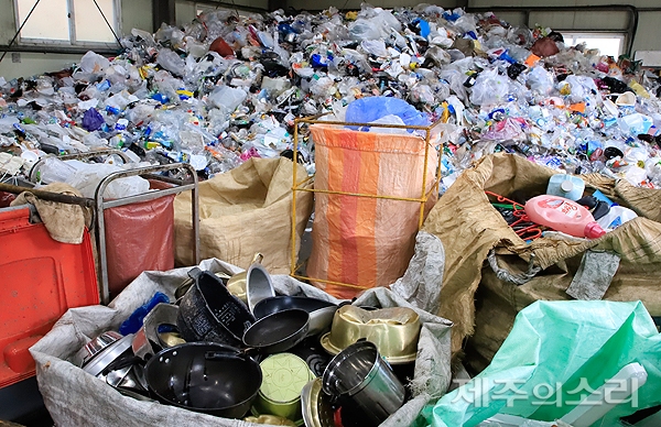 제주시 동부매립장 옆에 위치한 재활용 쓰레기 선별장에 도내 클린하우스에서 수거한 재활용품 쓰레기가 산처럼 쌓여 있다. ⓒ제주의소리 자료사진