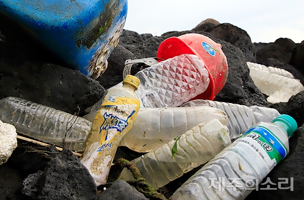 제주시 애월읍 해안가에 밀려든 중국산 해양쓰레기. 페트병에 안전모까지 종류도 다양하다. ⓒ제주의소리 [김정호 기자]