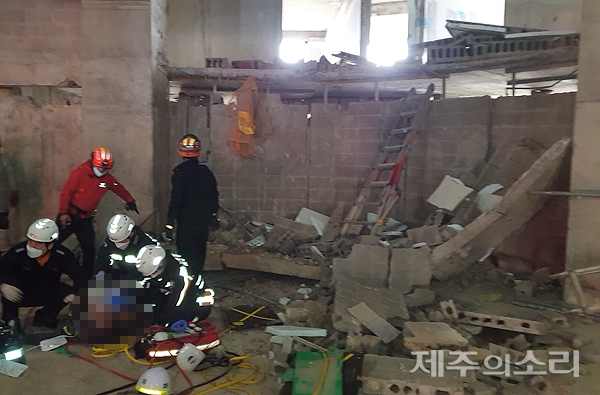 2명의 사상자가 발생한 제주 중문관광단지 내 특급호텔 리모델링 공사 현장 사고 당시 모습. ⓒ제주의소 자료사진