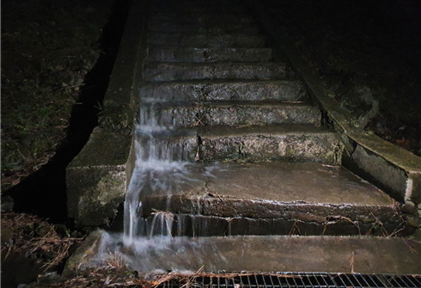 오후 9시 58분, 장수발자국으로 내려서는 계단에는 폭포처럼 물이 흐르고 있다.