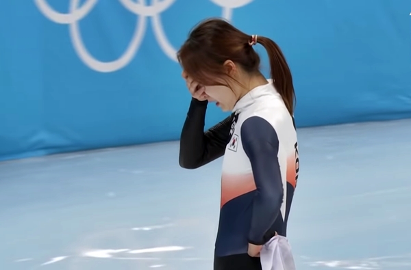 2022 베이징 겨울 올림픽 쇼트트랙 여자 1000m 결승 경기에서 2위를 달성하며 눈물을 흘리는 최민정 선수. 사진=유튜브 캡쳐.