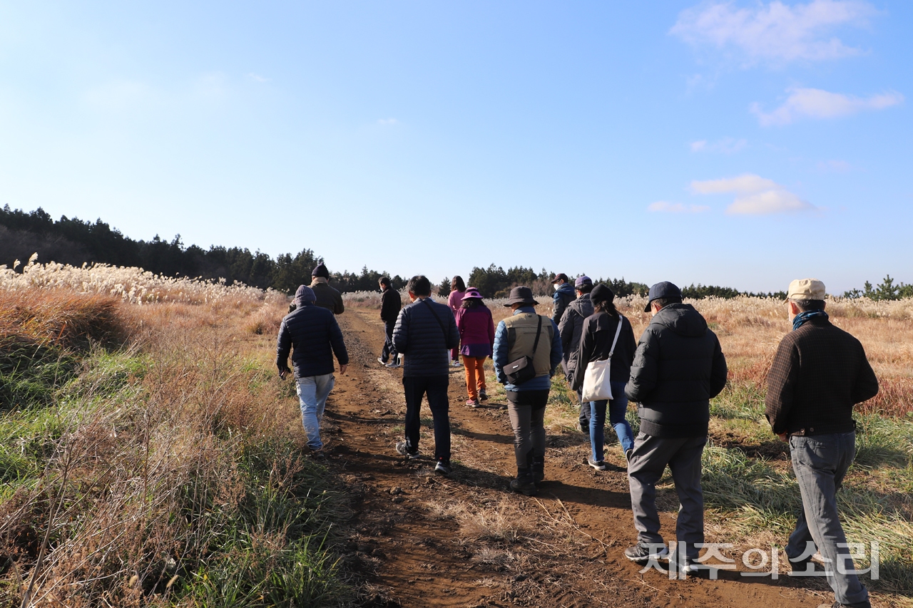 양용찬열사추모사업회, 시민정치연대 제주가치, 독립언론 [제주의소리]가 함께하는 ‘탐나는가치 맵핑(mapping)’ 마을공동목장 프로젝트팀은 지난 27일 제주시 애월읍 납읍공동목장을 찾았다. ⓒ제주의소리