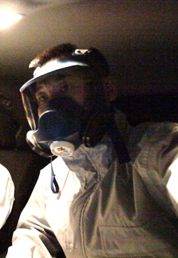 동일본 대지진 당시 후쿠시마 원전 폭발 지역에서 방독면을 쓰고 취재하던 권철 사진가. 사진=권철 제공. ⓒ제주의소리