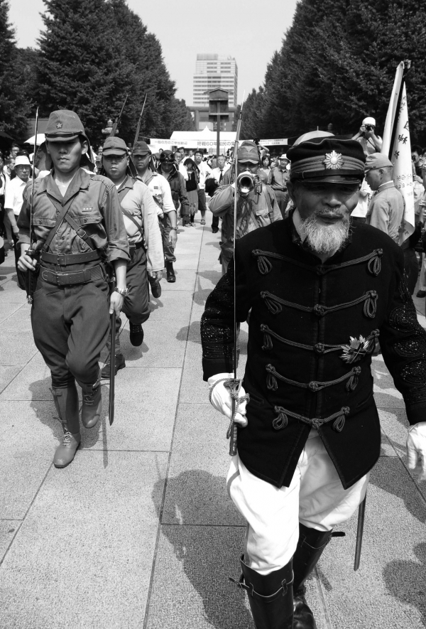 군국주의 민낯을 드러낸 일본 야스쿠니 신사. 사진 속 노인은 태평양전쟁의 참전 군인이다. 사진=권철 작가. ⓒ제주의소리