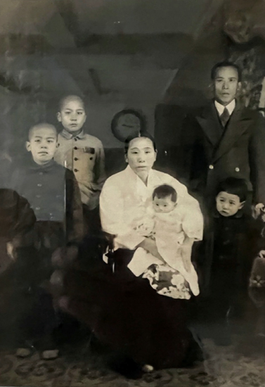  김순백 어르신의 남편 원가족 사진. 남편은 어머니 품에 안겨 있다.  ⓒ김진경