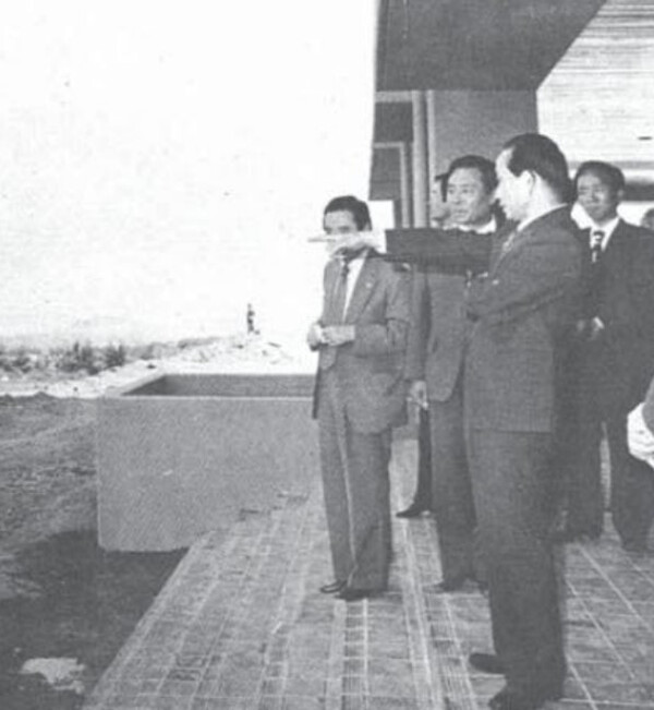 1978년 6월, 이설통합을 위한 아라동 제주대 건설현장을 방문한 박정희 전 대통령. 사진=제주대학교.