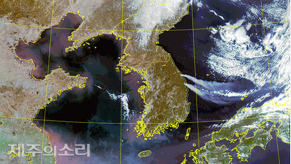 6일 천리안 위성에서 바라본 동해안 산불 위성사진. [사진출처-기상청]
