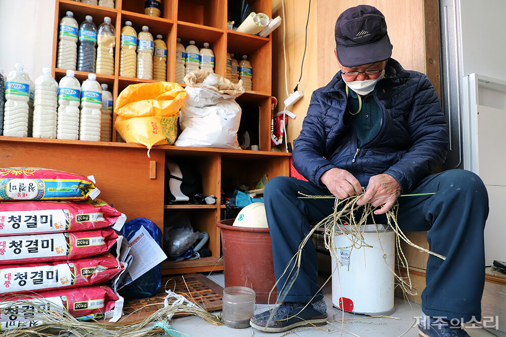 김석환 어르신이 100번쌀집 안에서 신서란으로 공예품을 만들고 있다. ⓒ제주의소리