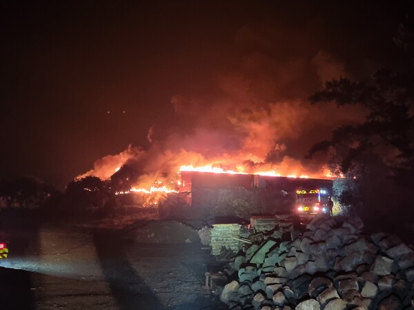 15일 새벽 제주시 한림읍 명월리의 한 양돈장에서 화재가 발생했다. 사진=제주서부소방서.