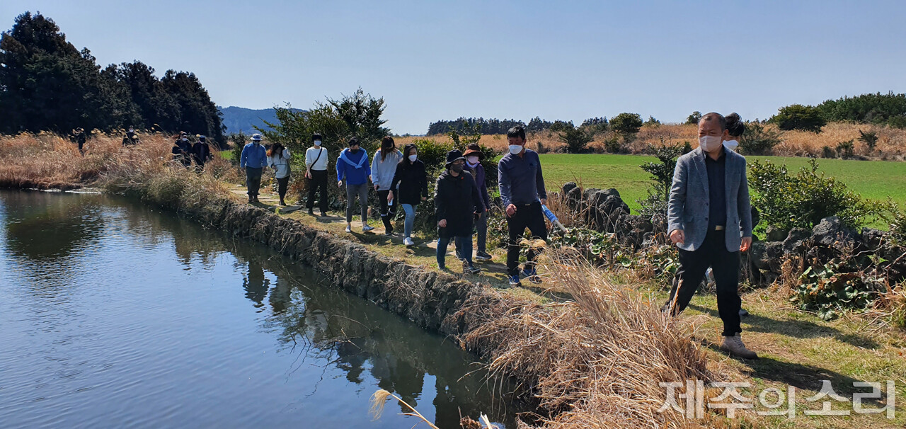 탐나는가치맵핑 참가자들이 수산 한못을 돌아 수산동굴로 걸음을 옮기고 있다. ⓒ제주의소리