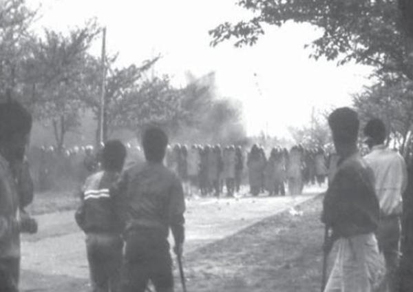 1985년 5월 23일 제주대 진입로에서 학생들이 전투경찰과 대치하고 있는 모습. 제주대 학생들은 최남단 제주에서 민주화 운동에 활발히 참여하는 등 자존을 세웠다. 사진=제주대학교. ⓒ제주의소리