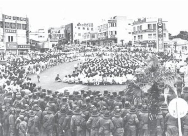 1987년 6월 21일 중앙로 시위대와 제주대 입구 시위대는 남문로터리에서 합류했다. 사진=제주대학교. ⓒ제주의소리