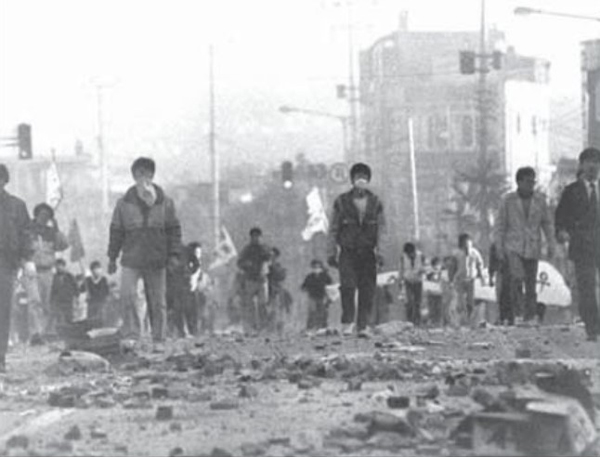 1987년 6월 23일 학생들이 투석전을 벌이며 거리시위를 하고 있다. 사진=제주대학교. ⓒ제주의소리