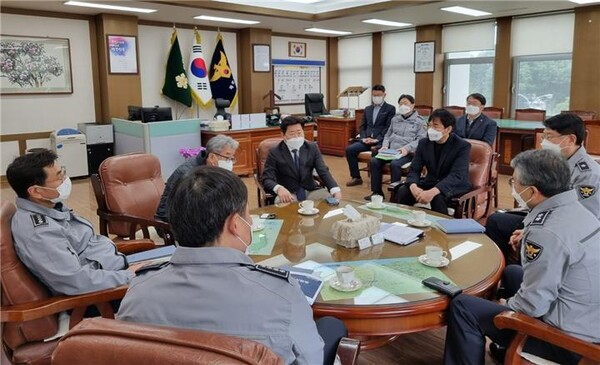 오영훈 국회의원이 21일 오전 제주경찰청을 방문, 고기철 청장과 면담을 가졌다.