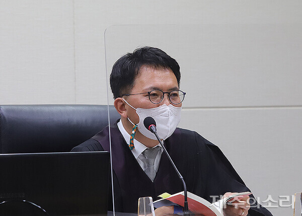 장찬수 재판장이 현기영의 소설 '순이삼춘'을 언급하면서 4.3유족들을 위로하고 있다. 
