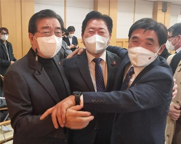 29일 오전 제주지방법원에서 열린 4.3 수형인 직권재심 재판에서 무죄가 선고된 후 오영훈 의원과 양조훈 전 4.3평화재단 이사장(왼쪽), 오임종 4.3유족회장(오른쪽)이 기쁨을 같이 나누고 있다.