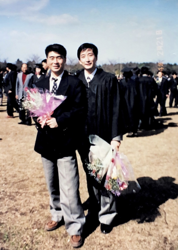 서창범(오른쪽) 졸업식날 같이 찍었습니다. 스타일이 지금보다 더 아버지 같습니다. ⓒ강충민