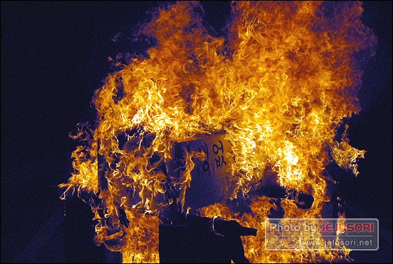 당시 제주대-제주교대 통합 투표에 반발한 학생들은 제주교대가 쓰인 관을 태우는 등 거세게 항의했다. ⓒ제주의소리