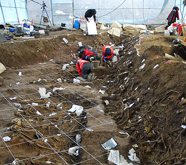 지난 2007년 진행된 제주국제공항 남북활주로 일대 유해발굴 작업.