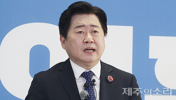 오영훈 국회의원이 9일 오후 2시20분 제주시 연동에 위치한 경선준비사무실에서 특별 성명 발표와 비전 발표회를 열어 6대 핵심 공약과 미래 비전 선진모델을 제시하고 있다. ⓒ제주의소리 [김정호 기자]