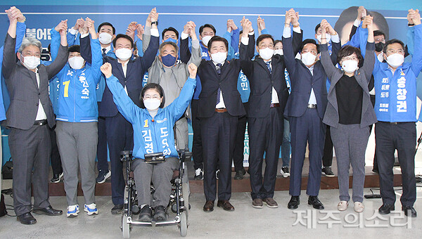9일오후 2시20분 제주시 연동에 위치한 오영훈 국회의원 경선준비사무실에서 열린 비전 발표회에 당 관계자들이 대거 참석했다. ⓒ제주의소리 [김정호 기자]