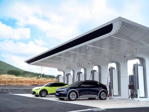 현대차가 제주 새별오름 주차장에 오픈하는 '전기차 충전소'