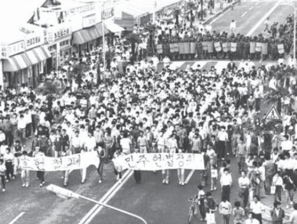 1987년 6월 21일 제주시 중앙로에서 호헌철폐 가두시위를 벌이는 제주대 학생들. 사진=제주대학교. ⓒ제주의소리