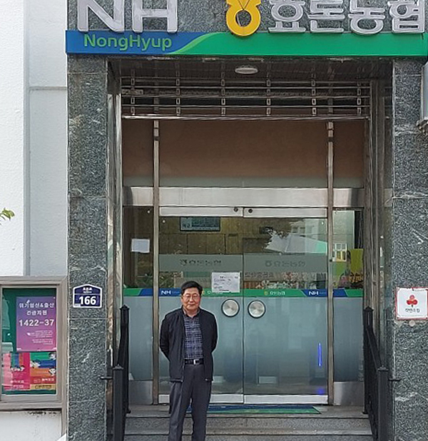 효돈초등학교 바로 마주하고 효돈농협이 있습니다. 제 초등학교 때, 그 자리 그대로 있습니다. 초등학교 사진 찍는데, 우연히 선배님이신 백성익 조합장을 마주쳤습니다. 나중에 효돈감귤이야기 쓰겠습니다. 사진=강충민. ⓒ제주의소리