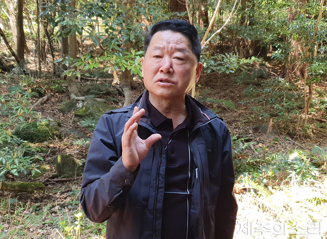 탐나는가치 맵핑 마을공동목장 프로젝트팀에게 설명하고 있는 강익현 하효 마을회장. 그는 목장을 지켜온 자부심을 강조하며 후손들을 위한 활용 방안을 찾아 물려줄 것이라고 말했다. ⓒ제주의소리