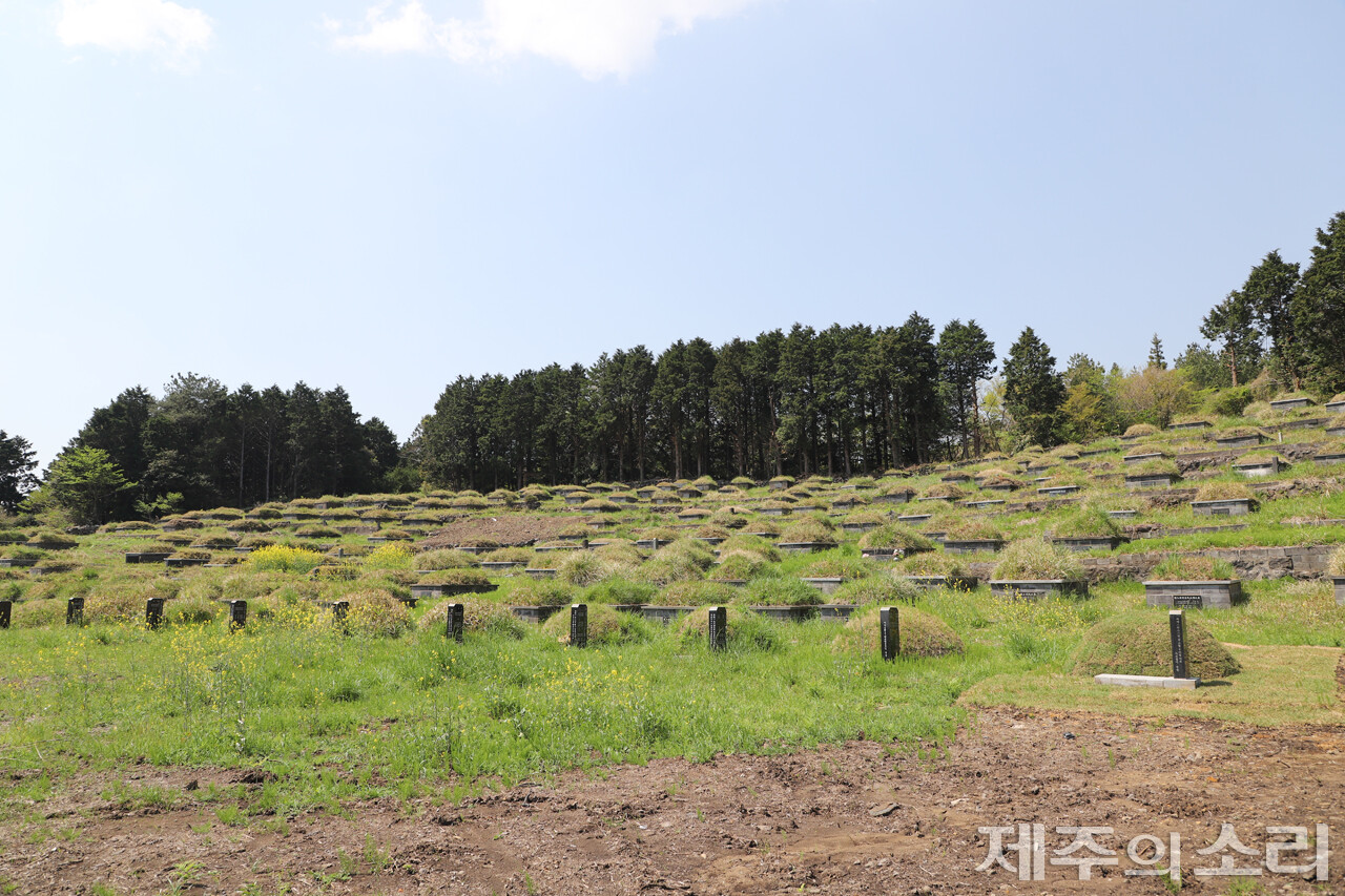 하효마을회는 목장을 구입한 뒤 볕이 잘 드는 명당 자리에 마을사람들을 위한 공동묘지를 조성했다. ⓒ제주의소리