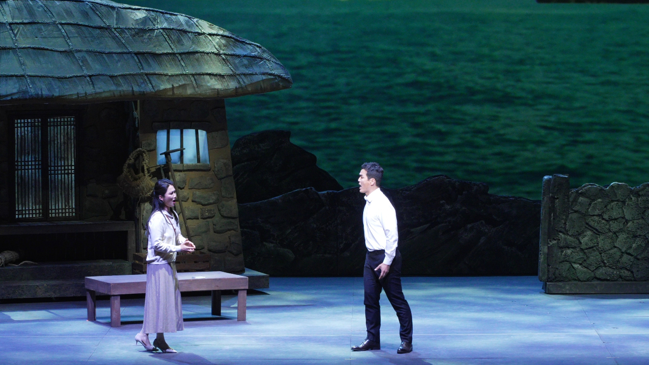  지난 23일 경기도 성남아트센터 오페라하우스에서 선보인  창작 오페라 ‘해녀’ 공연 모습.