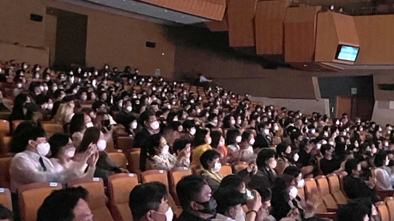 지난 23일 경기도 성남아트센터 오페라하우스에서 열린 창작 오페라 ‘해녀’ 공연이 끝난 후 관객들이 박수를 보내고 있다.